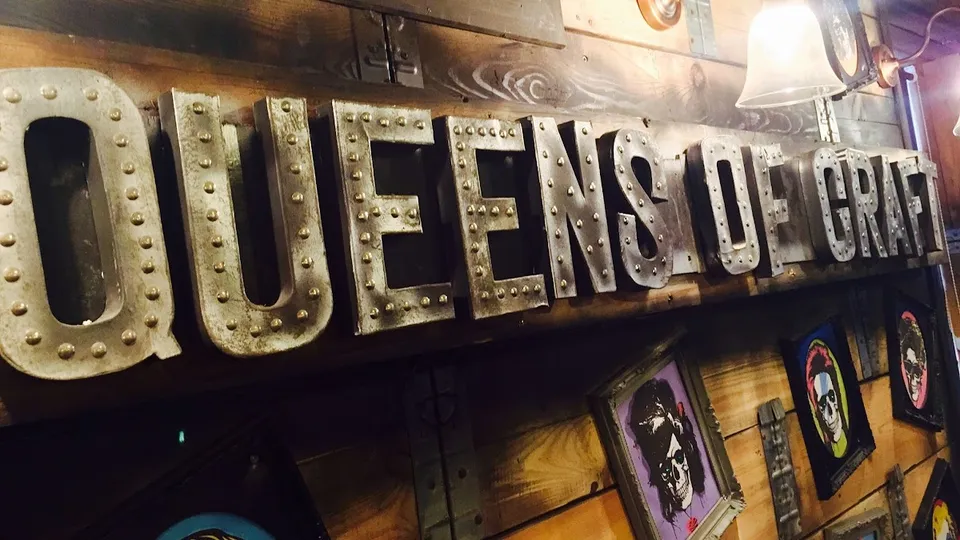 The Queen Crafthouse — photo 1